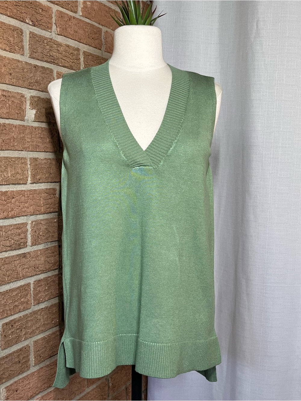 Cyrus Sage Green Sleeveless Sweater Vest V-Neck Knit Top Size S Lightweight
